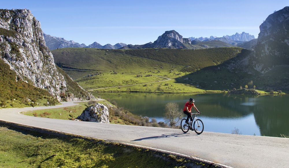Persona en bicicleta por el norte de España